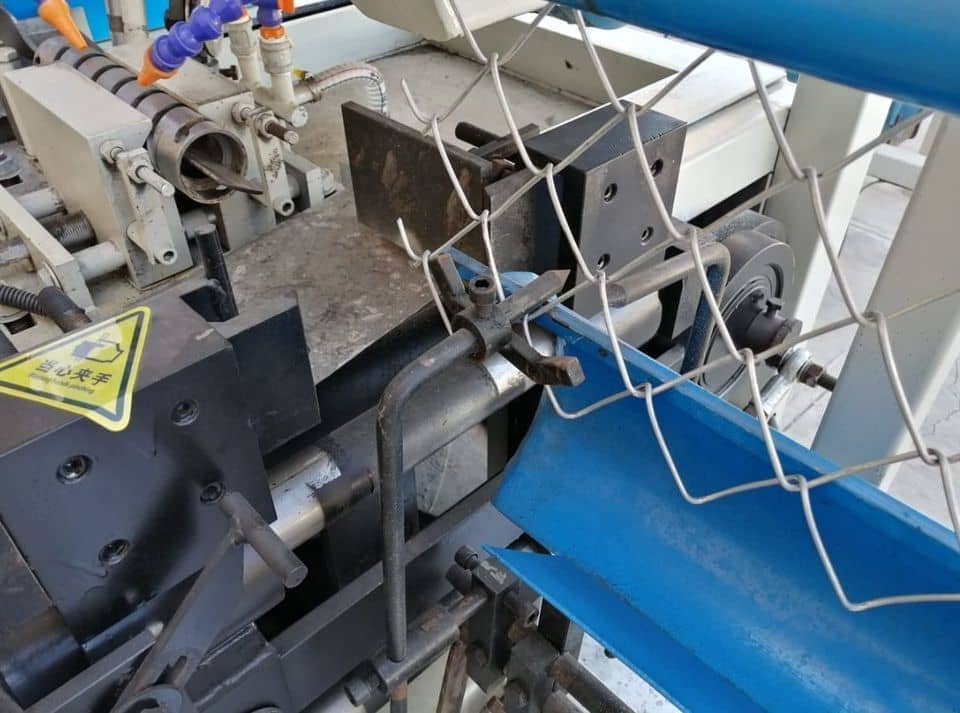 KNITTING MACHINE